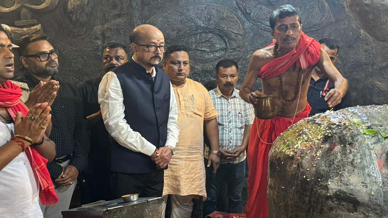 राज्यपाल रमेन डेका ने असम के महाभैरव मंदिर में की पूजा-अर्चना