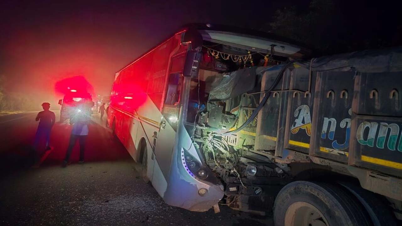 नेशनल हाईवे 30 पर ट्रक से टकराई बस, 12 यात्री घायल