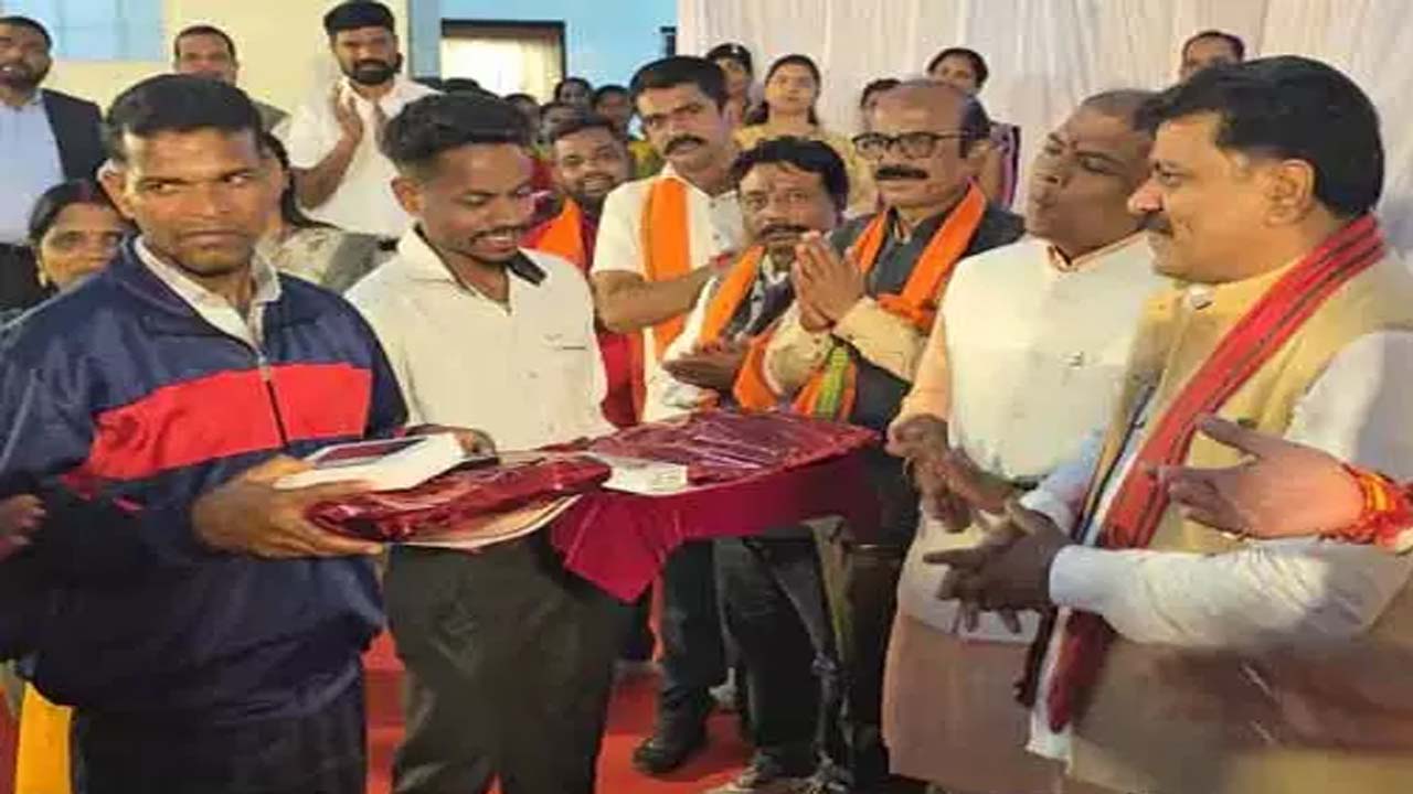 सरेंडर नक्सलियों को सरकार ने दिए स्मार्ट फोन : गृहमंत्री विजय शर्मा ने कहा-युवाओं को आत्मनिर्भर बनाकर समाज की सकारात्मक धारा से है जोड़ना