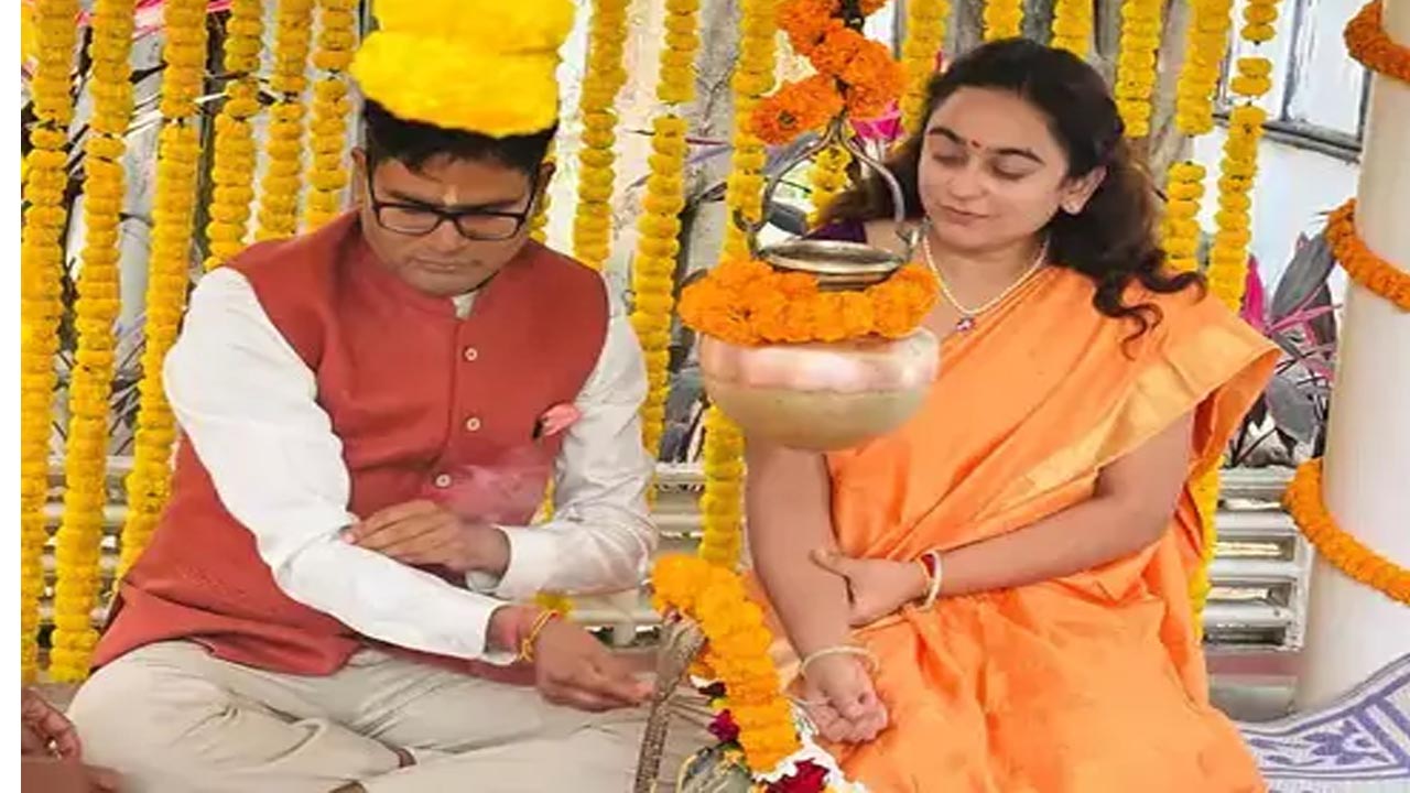 बजट पेश करने के पहले वित्त मंत्री ओपी चौधरी ने पत्नी के साथ मंदिर में की पूजा-अर्चना