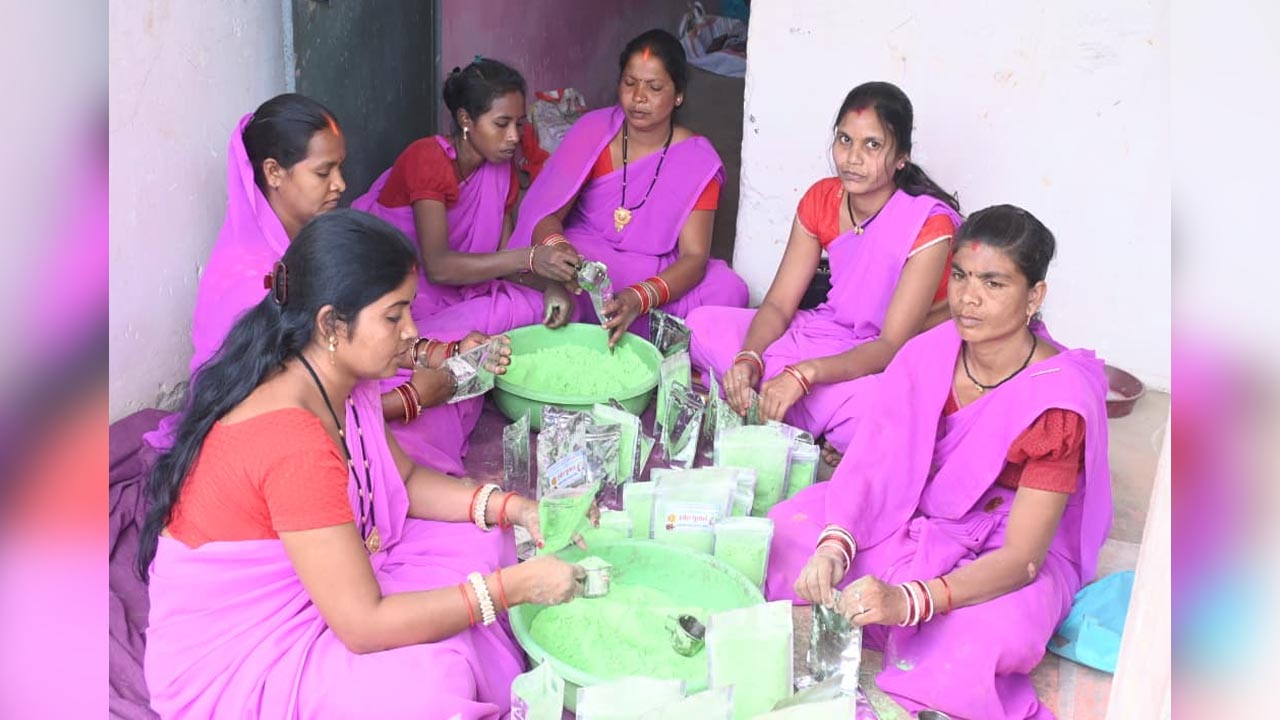 प्राकृतिक रंगों से सजेगी इस बार की होली, स्व सहायता समूह की महिलाएं बना रही हर्बल गुलाल