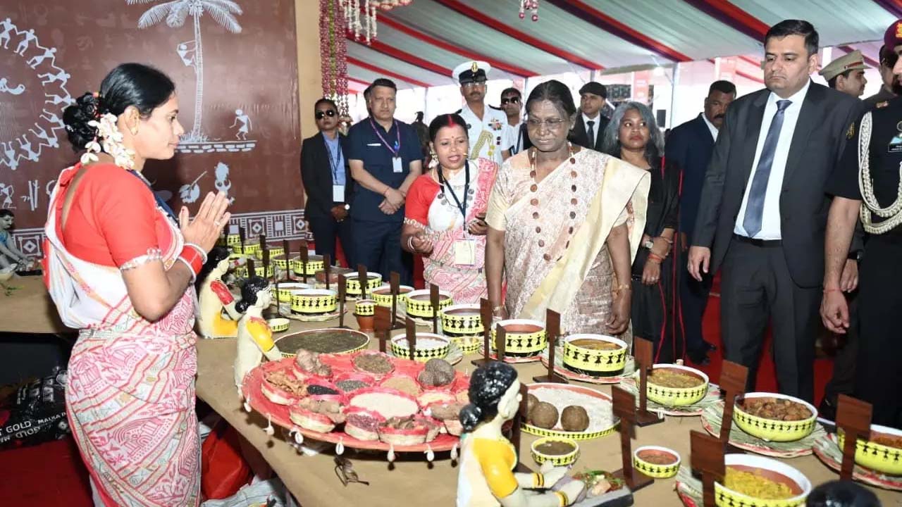 राष्ट्रपति द्रौपदी मुर्मु ने जनजातीय परंपराओं और संस्कृति पर आधारित प्रदर्शनी का किया अवलोकन