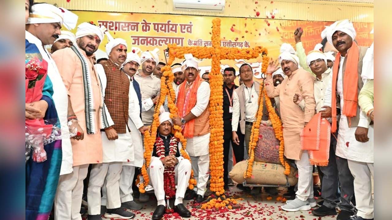किसानों ने मुख्यमंत्री को धान से तौला : सीएम साय बोले- विकसित भारत का सपना होगा साकार