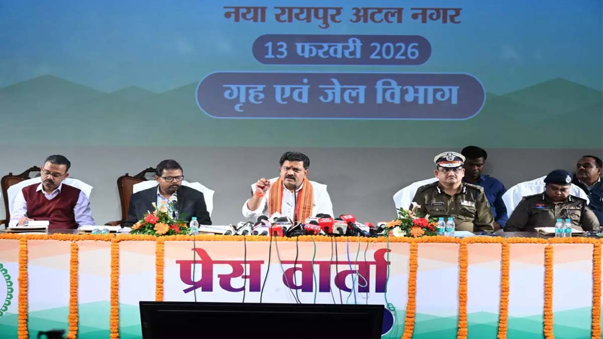 गृहमंत्री विजय शर्मा ने कहा - आने वाले समय में जब बस्तर में शांति की होगी स्थापना Bastar, Home Minister Vijay Sharma, Raipur Naxal Operation, Naxalism End रायपुर। छत्तीसगढ़ में लाल आतंक खात्मे की ओर है। एक के बाद एक बड़े नक्सली नेताओं के एनकाउंटर और सरेंडर की खबरे आम बात हो गई है। ऐसे में अब प्रदेश में लाल आतंक का अंत बेहद करीब माना जा रहा है। नक्सल ऑपरेशन को लेकर छत्तीसगढ़ के गृहमंत्री विजय शर्मा ने बड़ा बयान दिया है। उन्होंने कहा कि मौजूदा सरकार के अभियान के दौरान 1100 से अधिक हथियार बरामद किए गए हैं। बरामद हथियारों में एके-47, एसएलआर और इंसास जैसी अत्याधुनिक राइफलें शामिल हैं। मार्च 2026 तक पूरे प्रदेश से नक्सलवाद खत्म करने के लक्ष्य गृहमंत्री विजय शर्मा ने बताया कि, वर्तमान सरकार के ऑपरेशन में अब तक 532 नक्सली न्यूट्रलाइज किए गए हैं। वहीं 2004 नक्सलियों को गिरफ्तार किया गया है और 2700 नक्सलियों ने सरेंडर किया है। उन्होंने कहा कि यह सरकार की रणनीति और सुरक्षा बलों की लगातार कार्रवाई का परिणाम है। उन्होंने कहा कि मार्च 2026 तक पूरे प्रदेश से नक्सलवाद खत्म करने के लक्ष्य के साथ सरकार पूरी ताकत से काम कर रही है और यह लक्ष्य हासिल किया जाएगा। गृहमंत्री ने आगे कहा कि, मैं उस दिन की प्रतीक्षा करता था जब सरेंडर करने वालों की संख्या गिरफ्तार किए गए नक्सलियों से अधिक होगी। डेढ़ साल के इंतजार के बाद वह समय आ गया है। आज सरेंडर करने वालों की संख्या गिरफ्तार होने वालों से ज्यादा है यह प्रसन्नता का दिन है। छत्तीसगढ़ आर्म्ड फोर्स में 1000 पदों पर होगी भर्ती गृहमंत्री विजय शर्मा ने कहा कि, आने वाले समय में जब बस्तर में शांति की स्थापना होगी तब वहां सुरक्षा व्यवस्था को मजबूत बनाए रखने के लिए स्थानीय युवाओं को अवसर दिया जाएगा। उन्होंने बताया कि 2500 बस्तर फाइटर्स की भर्ती निकाली जाएगी। इसके अलावा छत्तीसगढ़ आर्म्ड फोर्स में 1000 पदों पर भर्ती होगी। जेल विभाग में 100 पदों और स्टेट इंडस्ट्रियल सिक्योरिटी फोर्स के लिए 500 पदों पर भर्ती की जाएगी।