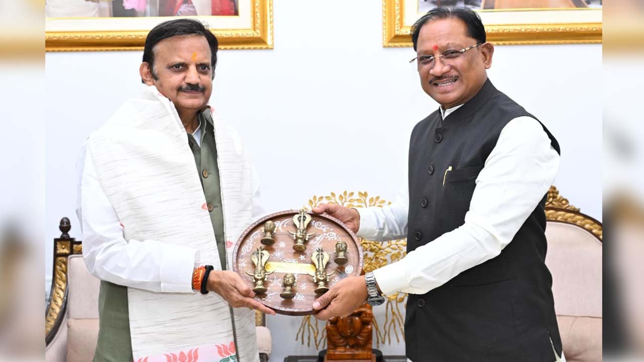 मुख्यमंत्री से मिले एमपी के डिप्टी सीएम शुक्ल : रायपुर-रीवां हवाई सेवा के लिए मुख्यमंत्री के प्रयासों को सराहा