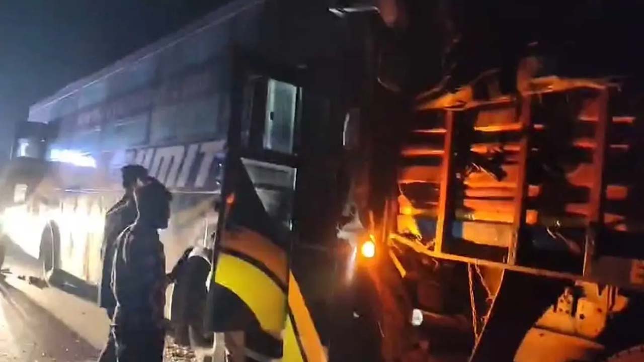 सड़क हादसा: ट्रक से टकराई स्लीपर बस, चालक समेत 8 यात्री घायल