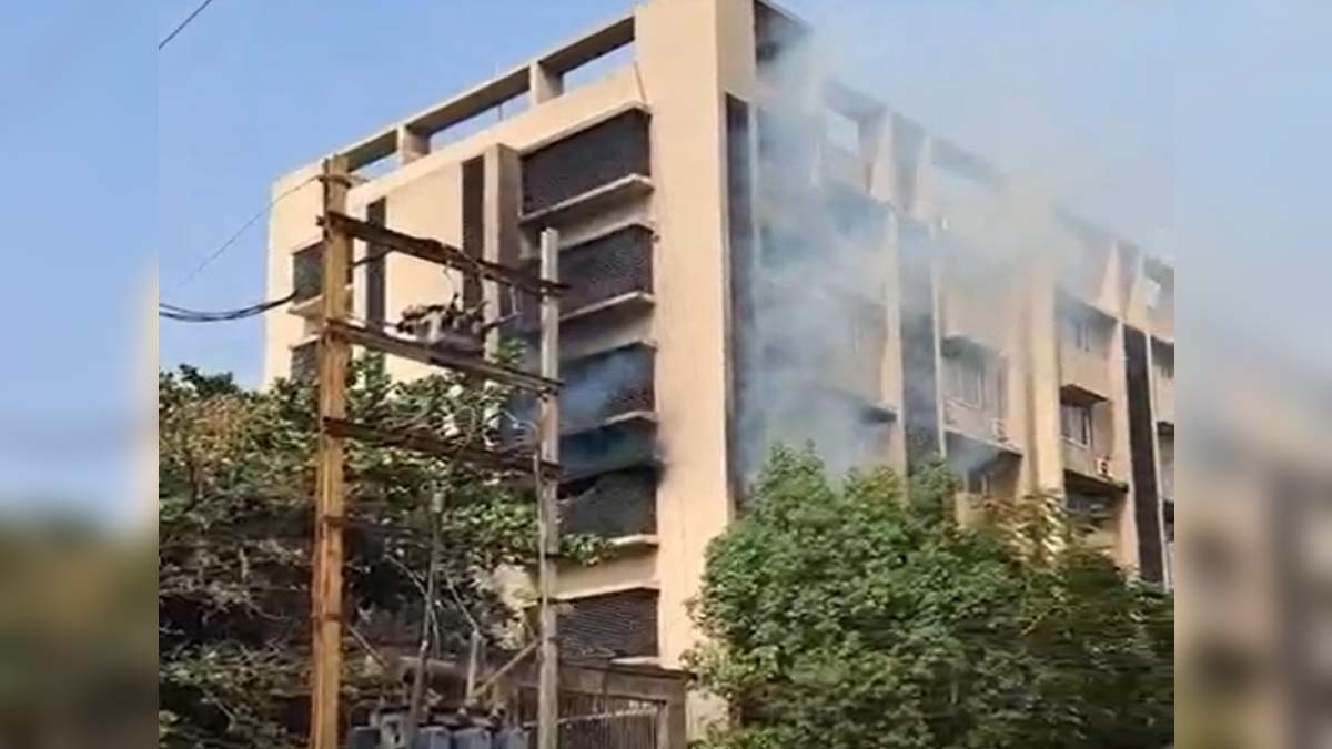 एसी में ब्लास्ट, अपार्टमेंट में लगी आग, मची अफरा-तफरी