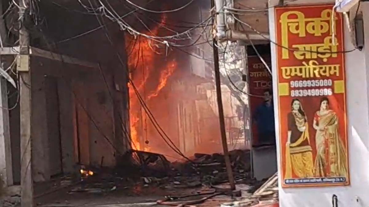 प्लास्टिक और पटाखा गोदाम में लगी भीषण आग, फायर ब्रिगेड और रेस्क्यू टीमें मौके पर पहुंची