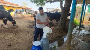 आत्मनिर्भरता की नई मिसाल :राजनाथ बने आधुनिक पशुपालन,कृत्रिम गर्भाधान तकनीक से तैयार हो रही उन्नत नस्ल की गायें