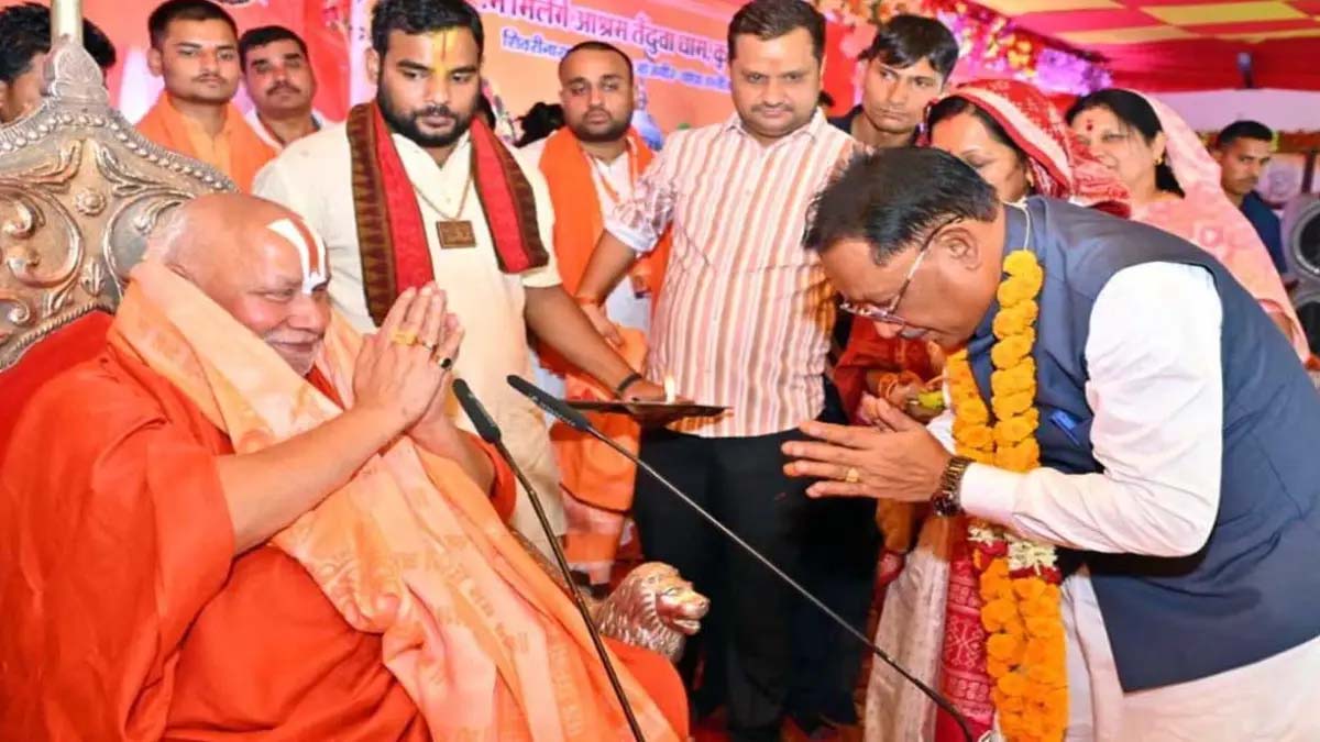 तेंदुवा धाम में श्रीराम कथा का हुआ शुभारंभ, सीएम साय ने जगद्गुरु रामभद्राचार्य का लिया आशीर्वाद