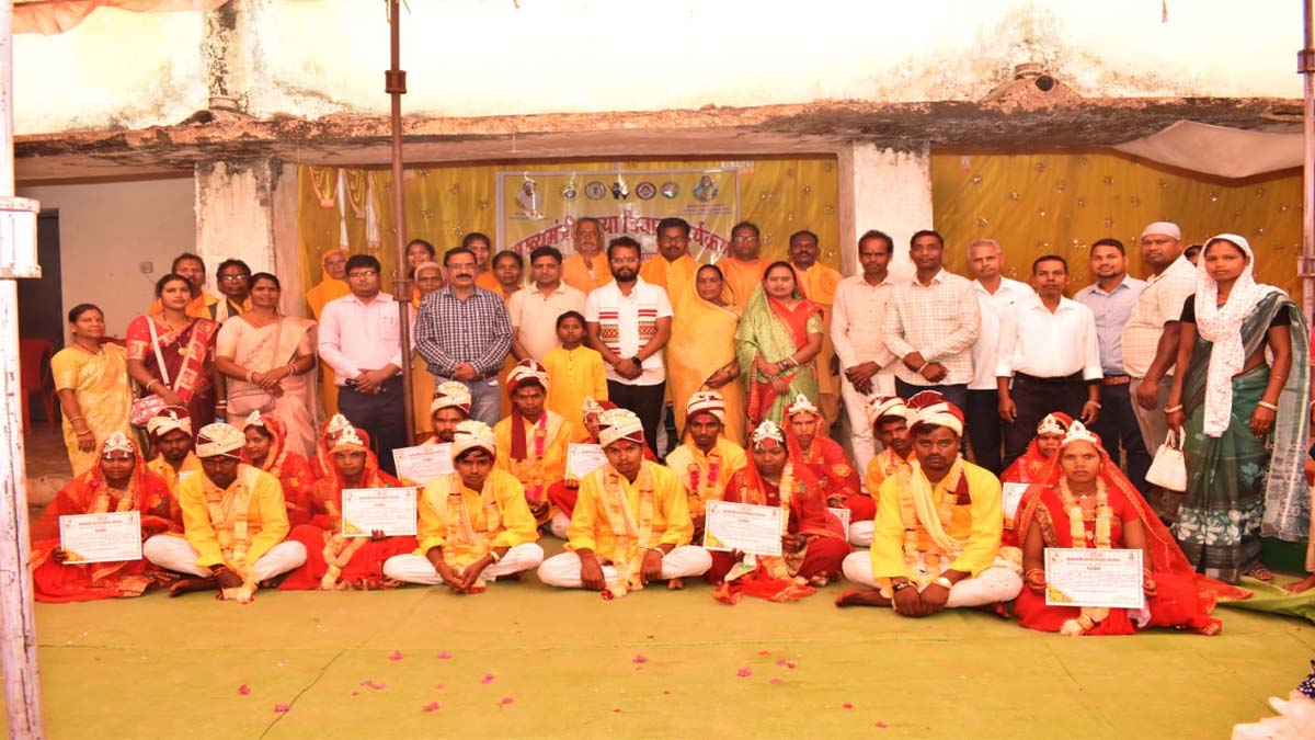 जशपुर जिले में सामूहिक विवाह समारोह, 65 जोड़े वैवाहिक बंधन में बंधे